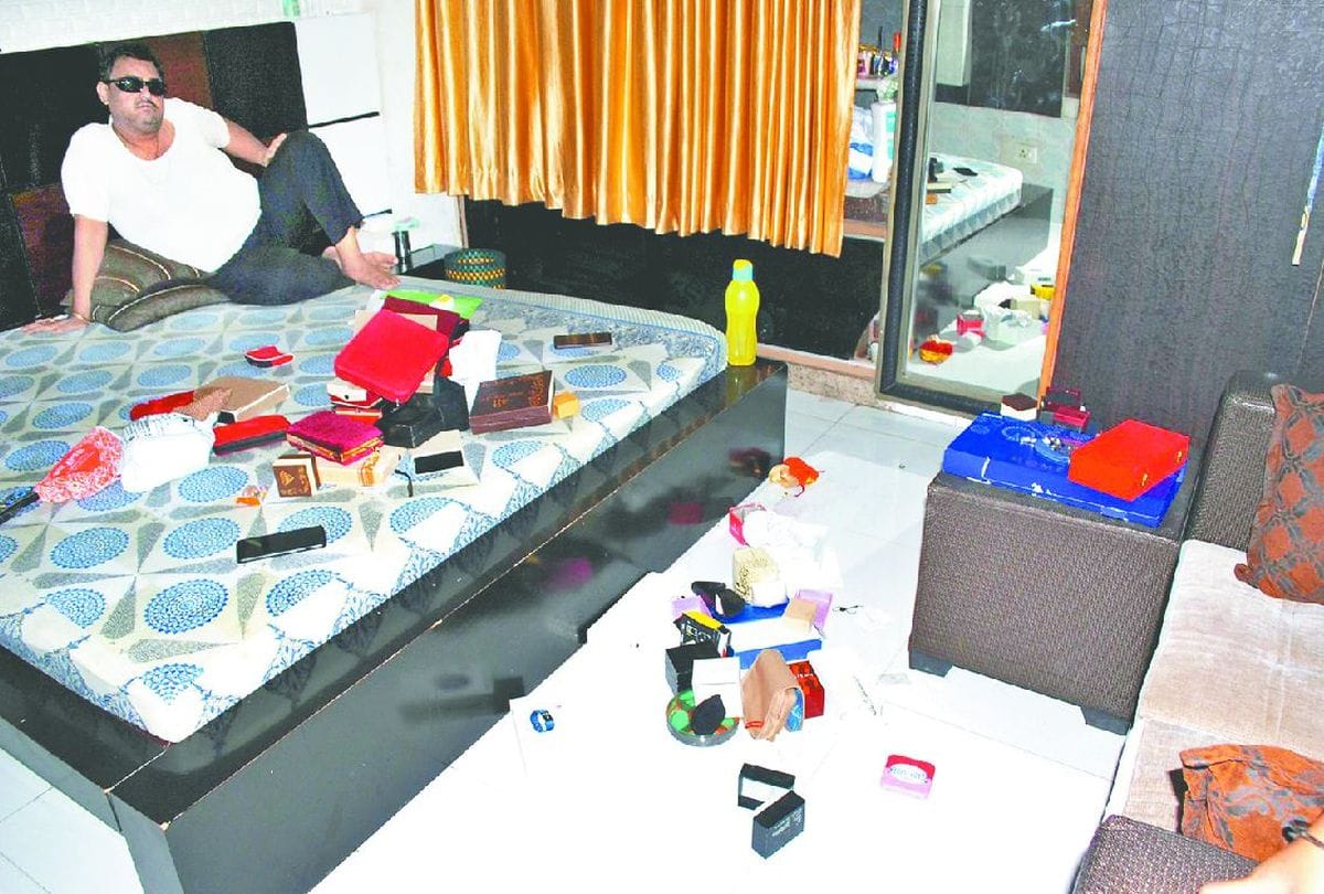 taxi driver arrested for stolen of 83 lakhs in mathura