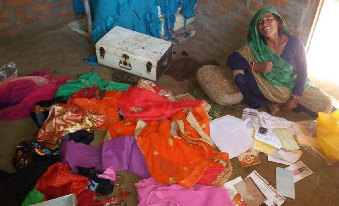 Thieves took away goods worth 1.5 lakh including cash jewelery