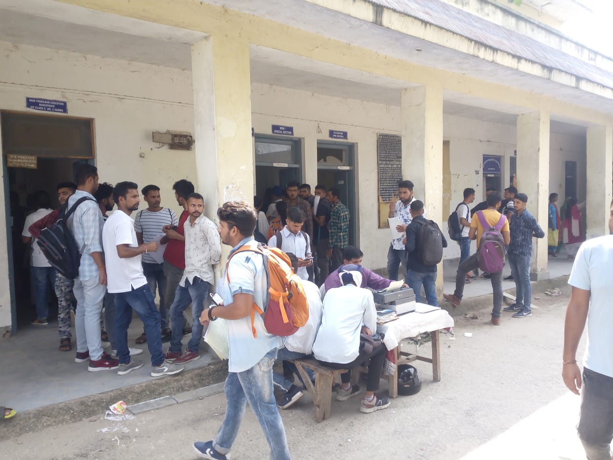 Crowd in making border certificate
