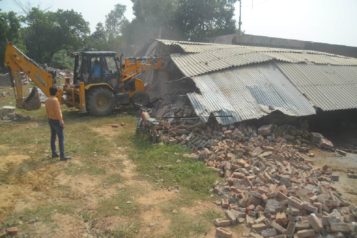 Police freed possession of two crore land of illegal occupation in Baghpat