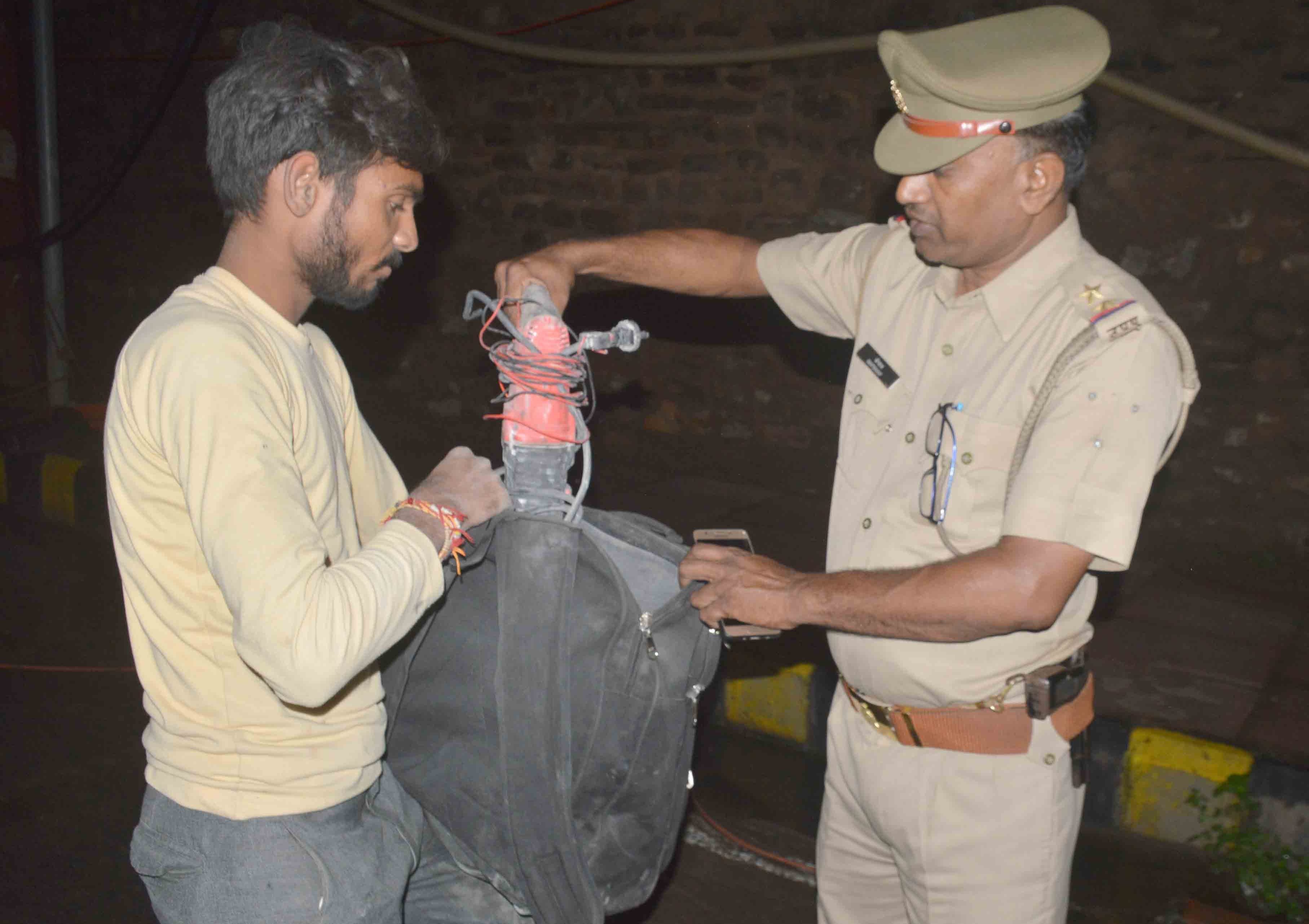 Rs 1.54 crore stolen from cash van parked outside junction in gorakhpur