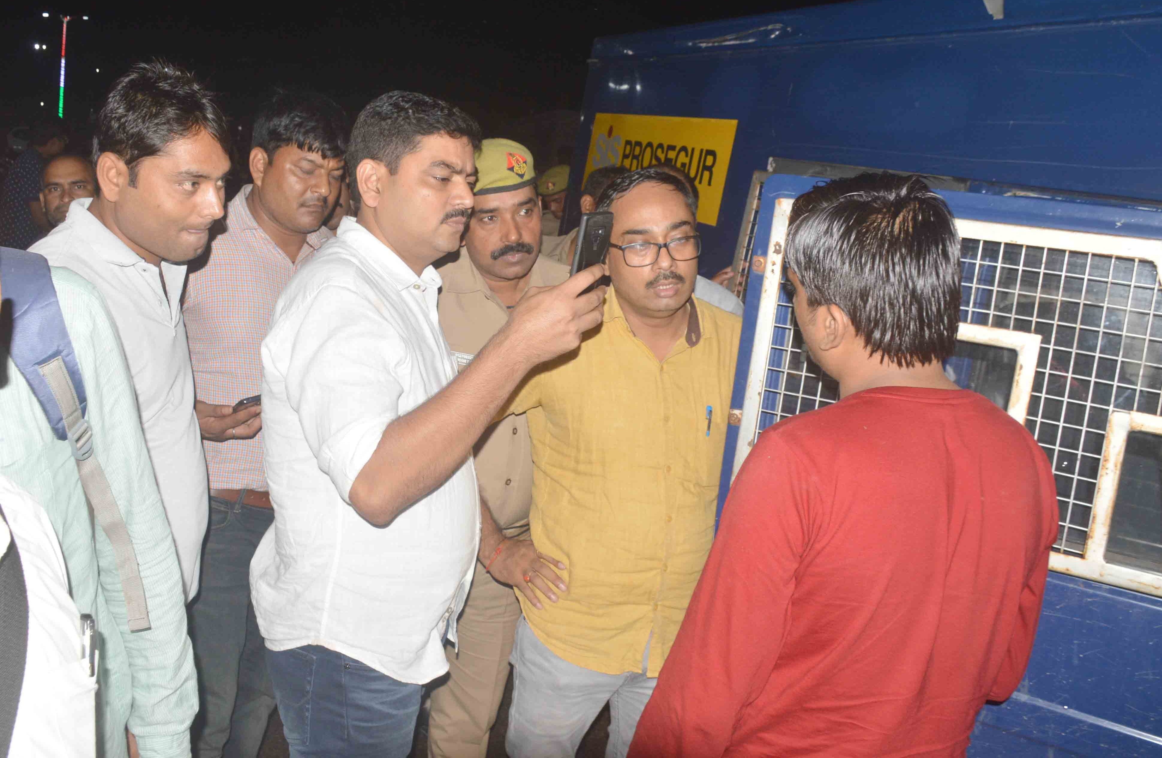 Rs 1.54 crore stolen from cash van parked outside junction in gorakhpur