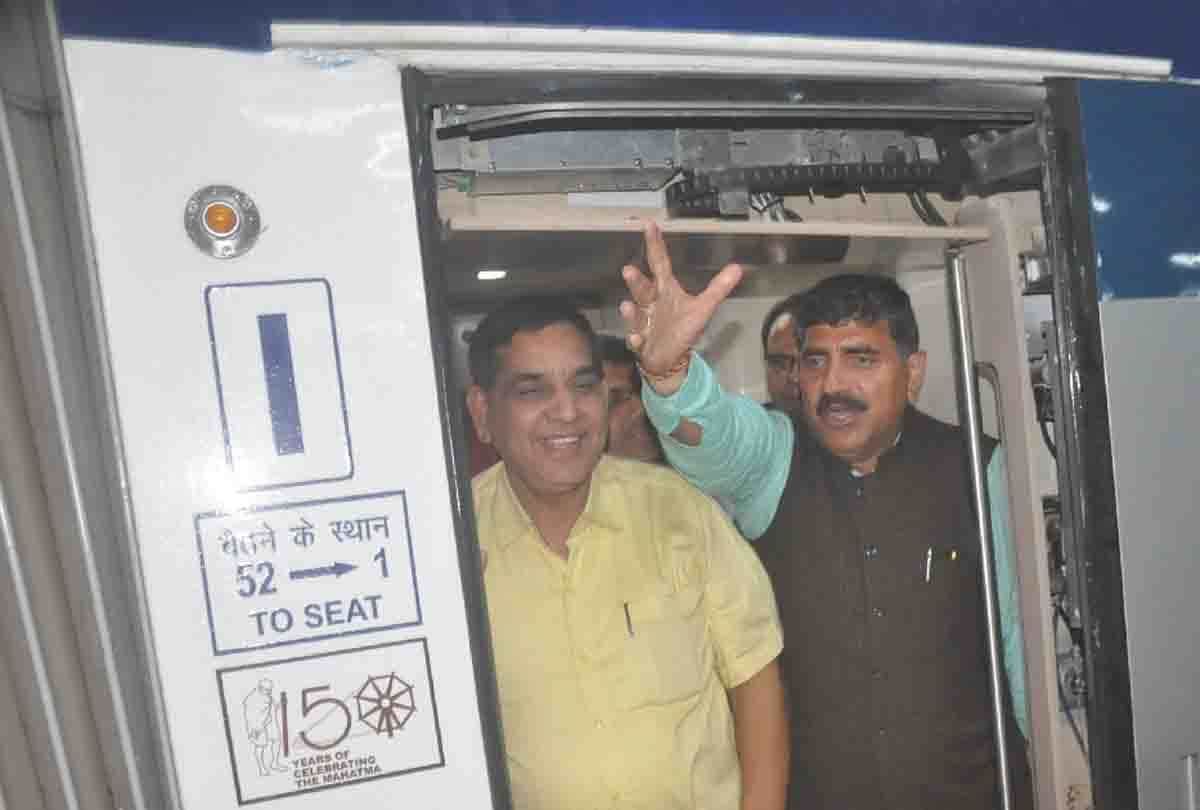 Vande bharat reach to jammu on thursday, Jammu station echoed from bharat mata ki jai