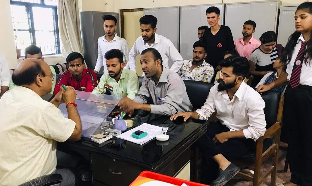 ABVP surrounded the principal to increase the seat
