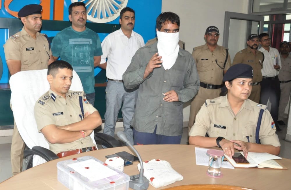 dehradun loot in RTO employee house wife complaint of robbery in police
