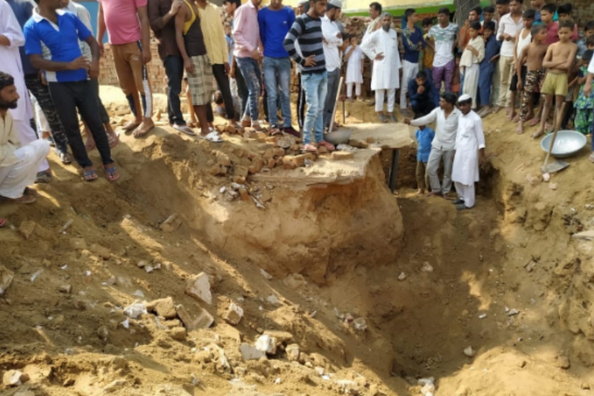 Three laborers buried after landslide during digging the soil in Meerut