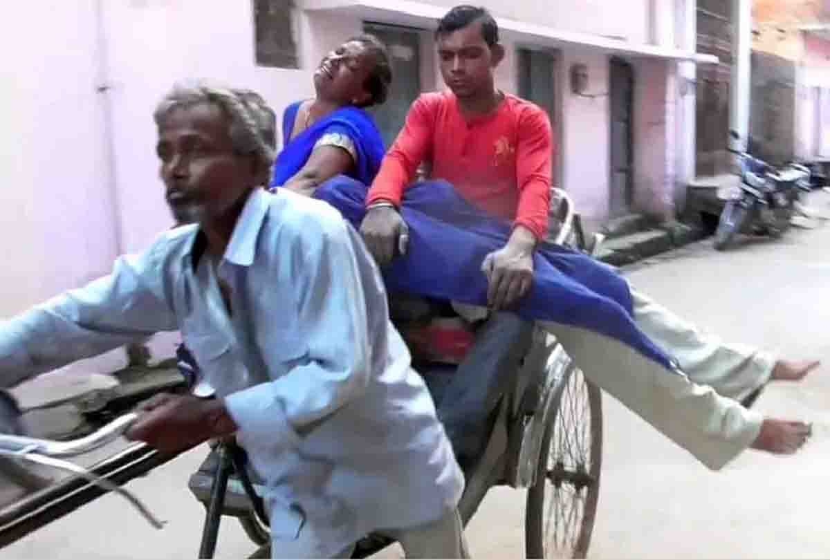 relatives took the body from a rickshaw after not getting a vehicle from the hospital