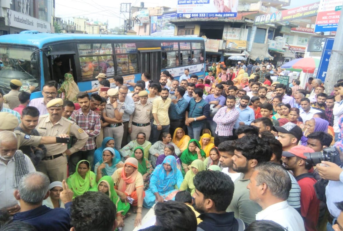 Families protest over the death of a staff nurse by keeping dead body in the middle of the road