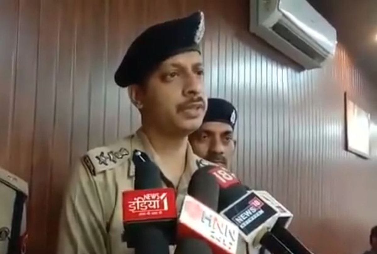 cow smugglers smoking in the police station mathura