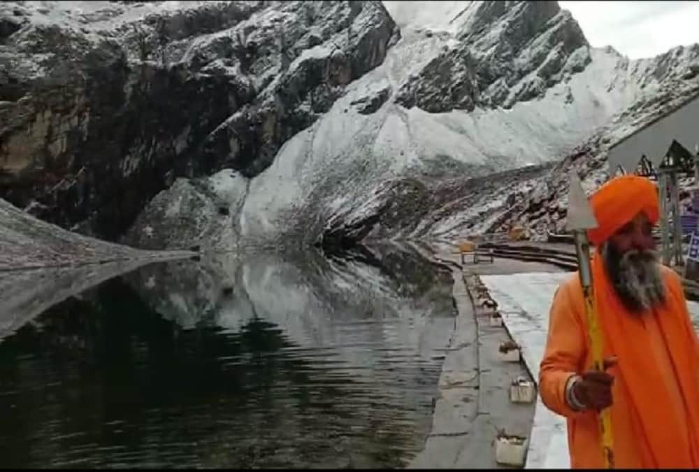 Snowfall Awesome photos in Hemkund Sahib and badrinath in October
