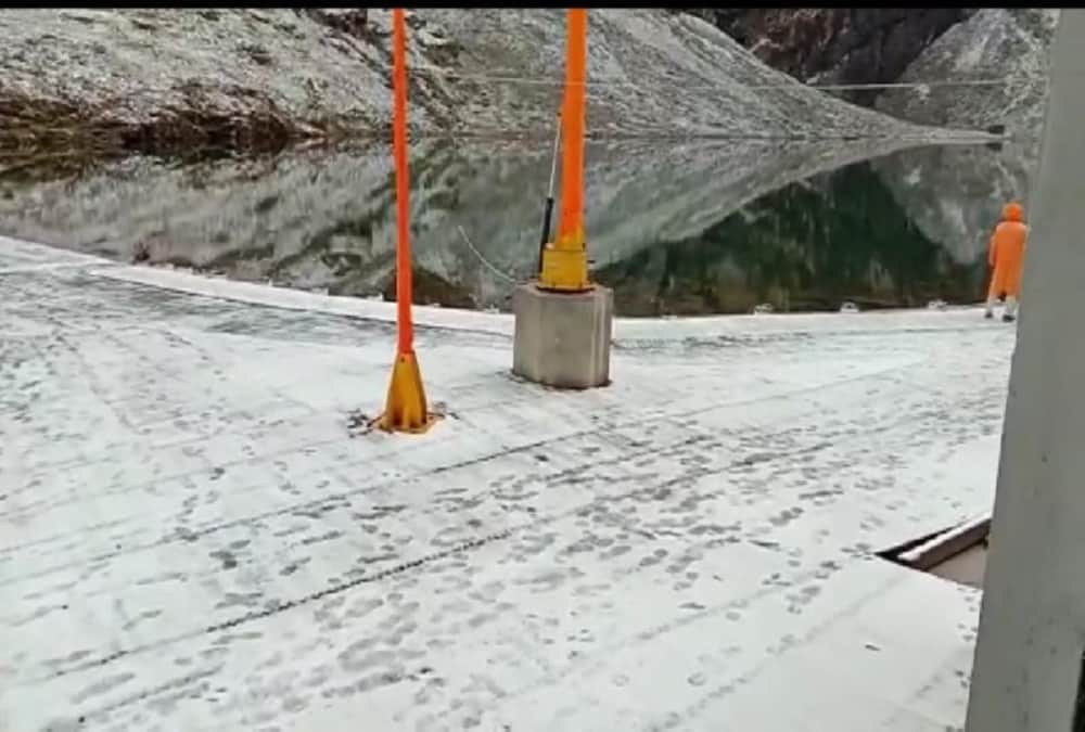 Snowfall Awesome photos in Hemkund Sahib and badrinath in October