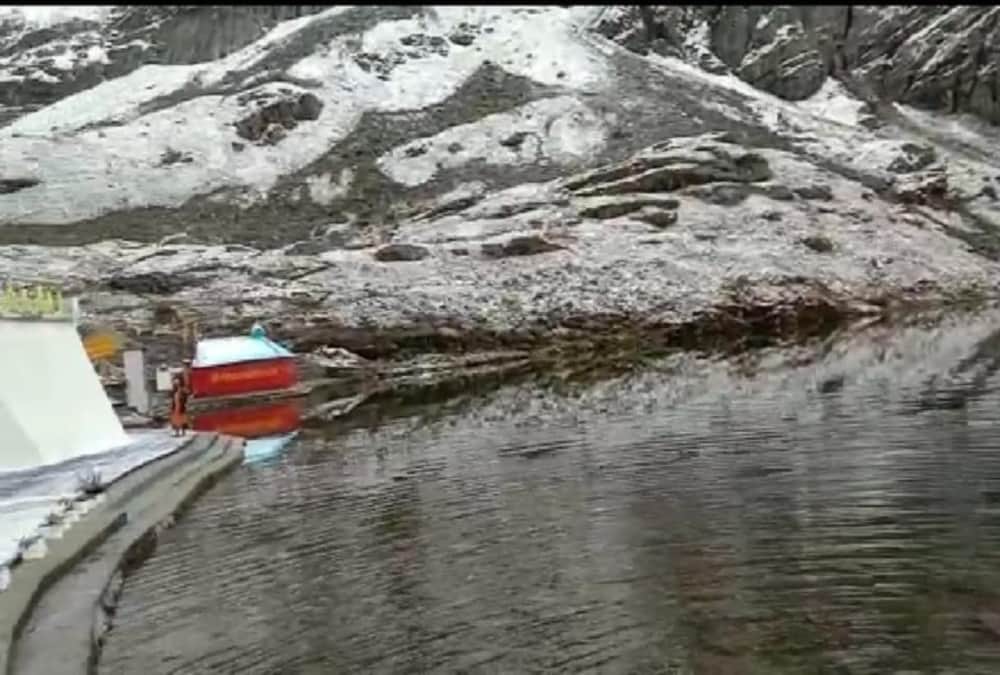 Snowfall Awesome photos in Hemkund Sahib and badrinath in October