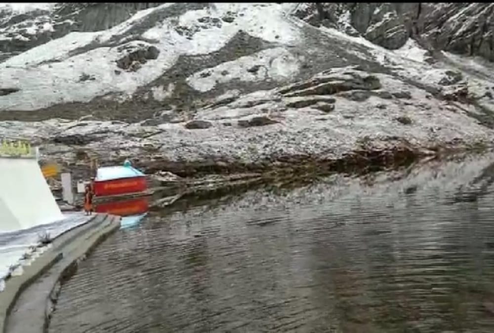 Snowfall Awesome photos in Hemkund Sahib and badrinath in October
