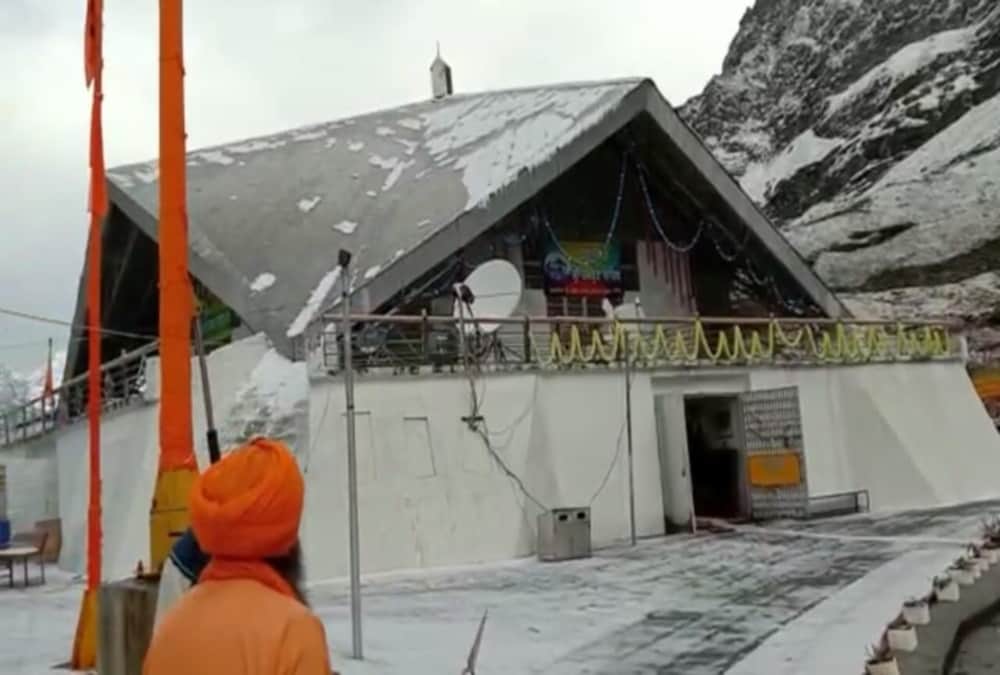 Snowfall Awesome photos in Hemkund Sahib and badrinath in October