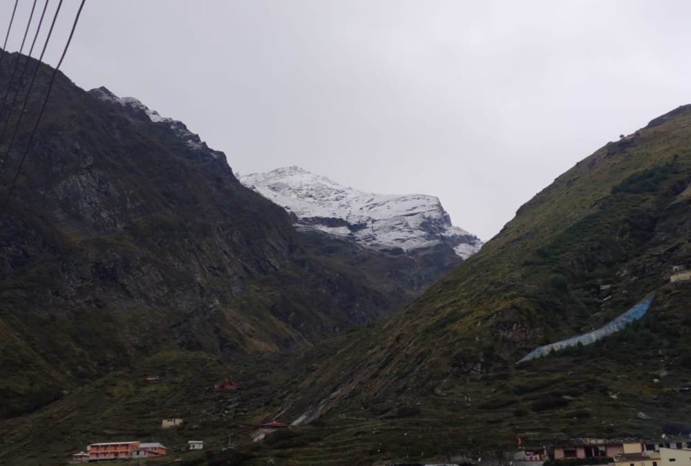 Snowfall Awesome photos in Hemkund Sahib and badrinath in October