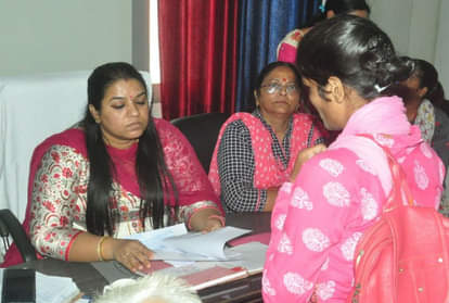 युवती से बात करतीं महिला आयोग की उपाध्यक्ष सुषमा सिंह