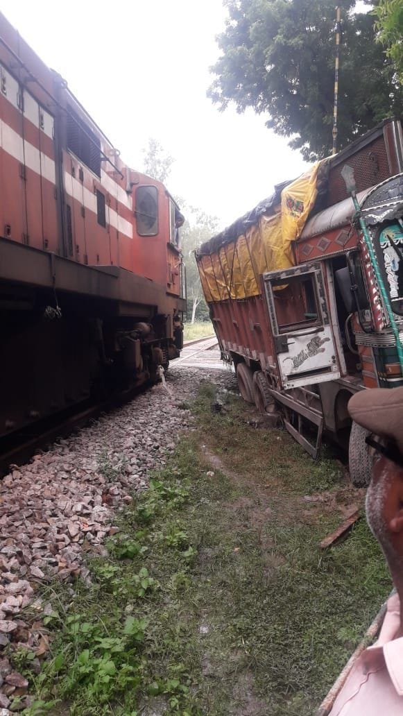 Truck stuck on railway crossing, traffic stalled, five trains stopped