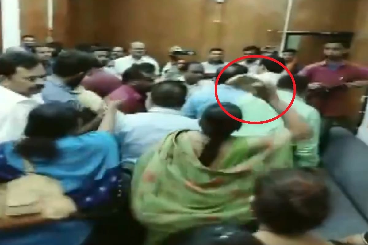 Madhya Pradesh: A woman thrashes a govt official with slipper alleging wrong allocations of houses