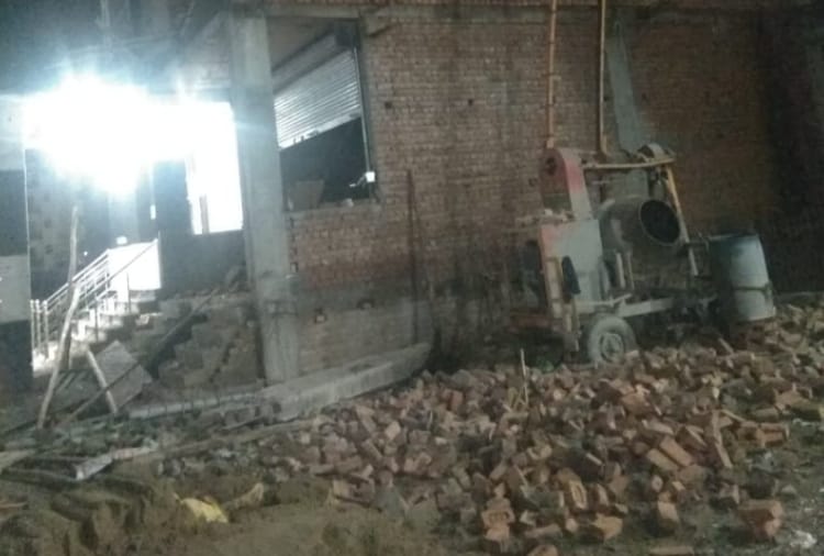 Linter Of Under Construction Showroom Collapsed in Zirakpur Of Punjab