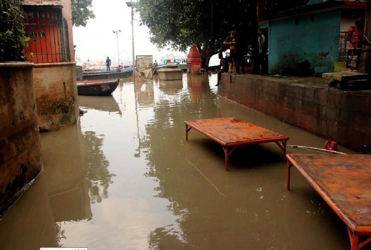 Ganga water level starts rising again in varanasi