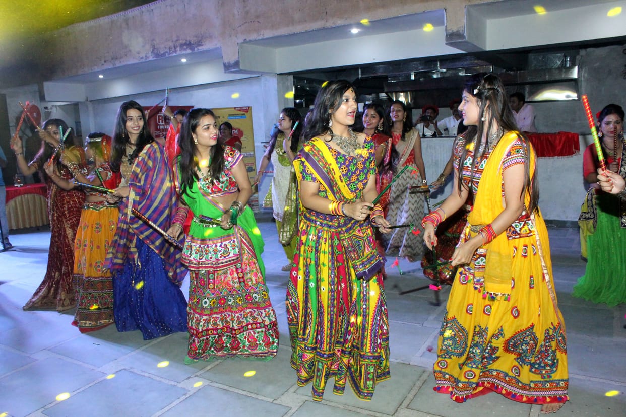 dandiya night me khuv jma rangh