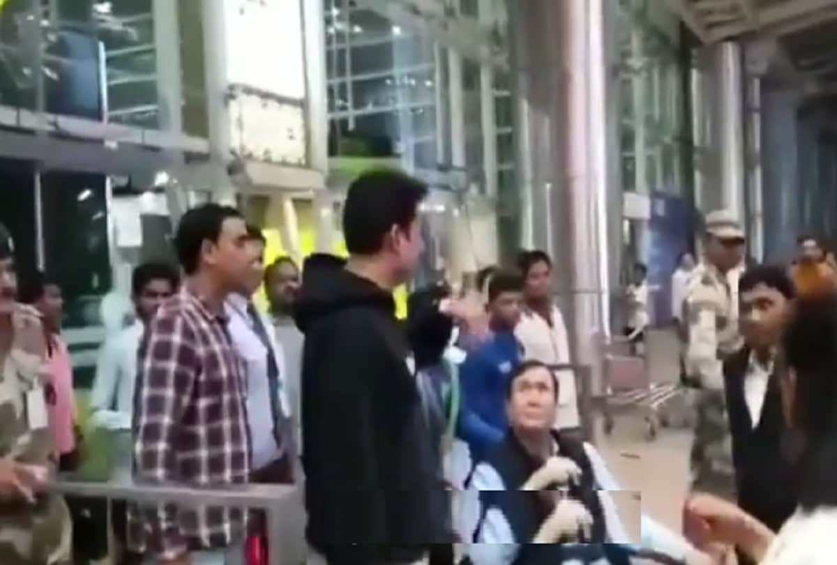 Abhishek Bachchan take care of his Ex Fiancee Karisma Kapoor Father Randhir Kapoor at Jaipur Airport