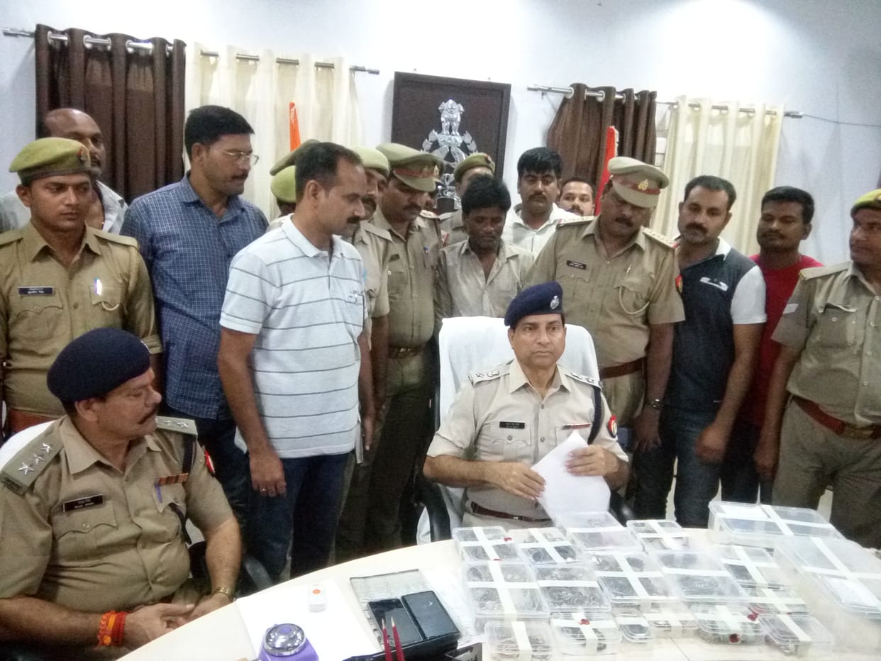 Thief arrested with eight lack jwellwry and 55 thousand money theft