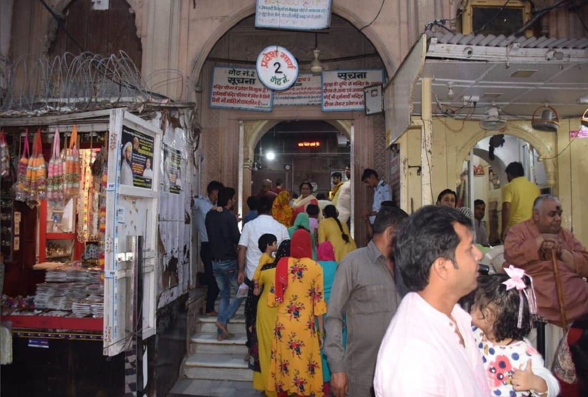 Devotees allowed to carry Prasad and flowers at the Banke bihari temple Vrindavan
