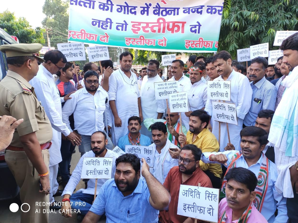 Congressmen on the road against Congress MLAs, supporters throng, seeking resignation