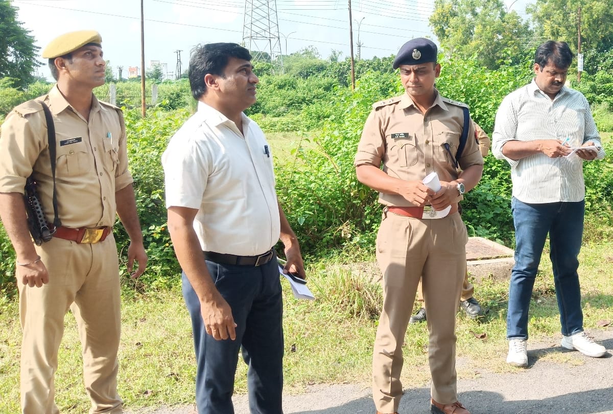 advocate and his family climbed on water tank and  threatened self-immolation in lucknow