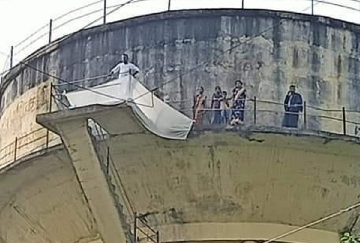 advocate and his family climbed on water tank and  threatened self-immolation in lucknow