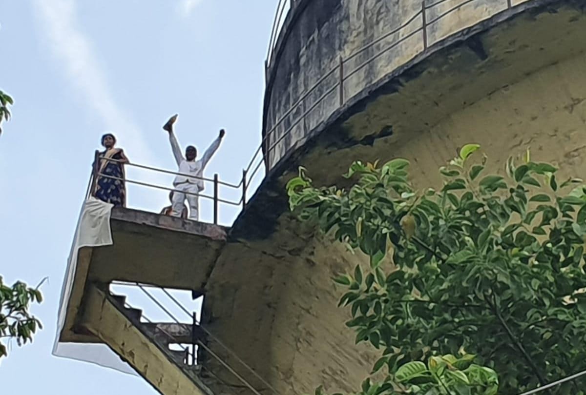 advocate and his family climbed on water tank and  threatened self-immolation in lucknow