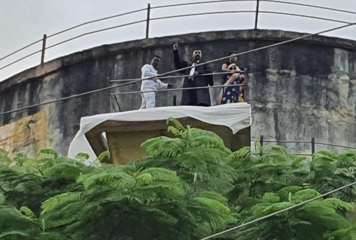 advocate and his family climbed on water tank and  threatened self-immolation in lucknow