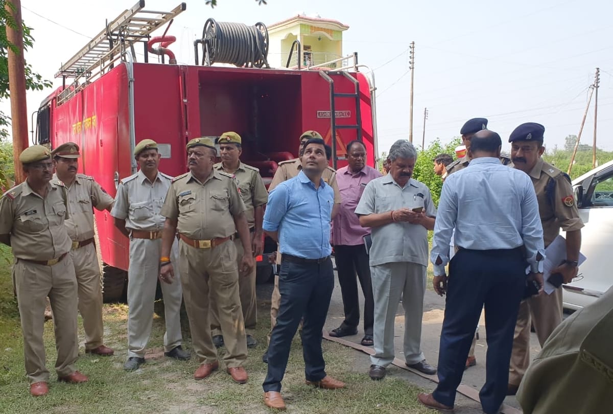 advocate and his family climbed on water tank and  threatened self-immolation in lucknow