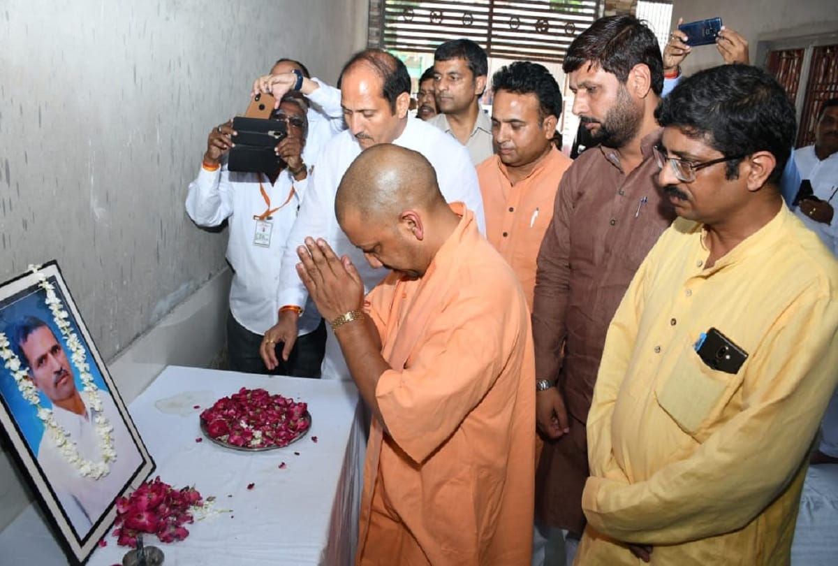 CM Yogi went home and mourned over BJP spokesperson father death