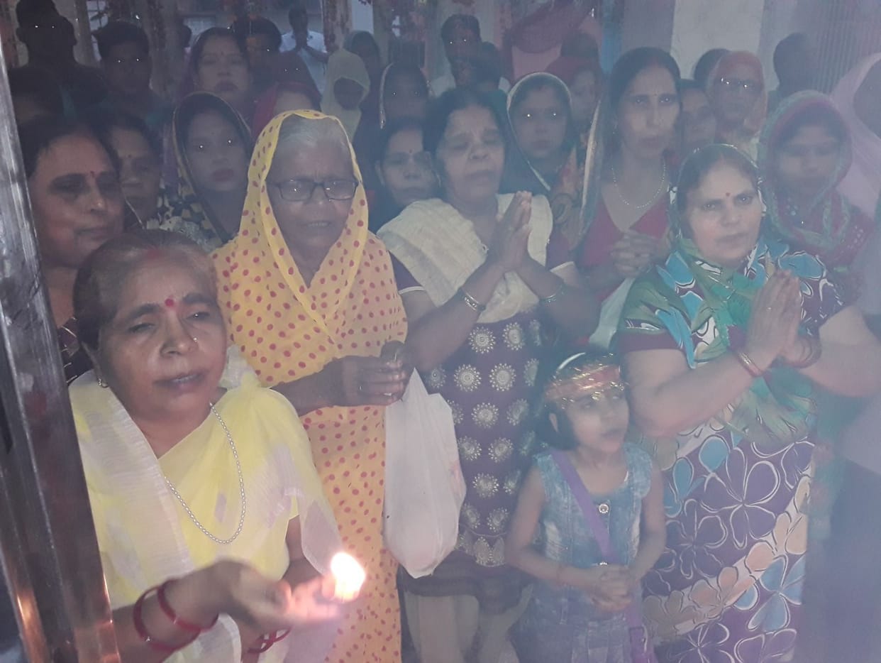 Devotees gathered in the aarti of Gawan Devi temple
