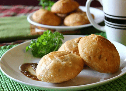 how to make Pyaaz Ki Kachori at home Pyaaz Ki Kachori recipe in hindi