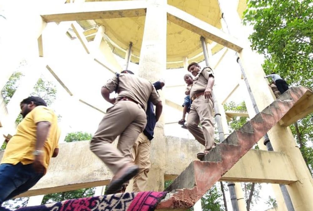 A family who climbed on tanki get down after 26 hours.