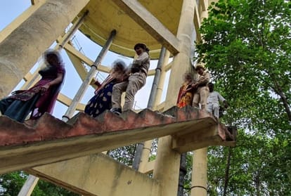 A family who climbed on tanki get down after 26 hours.
