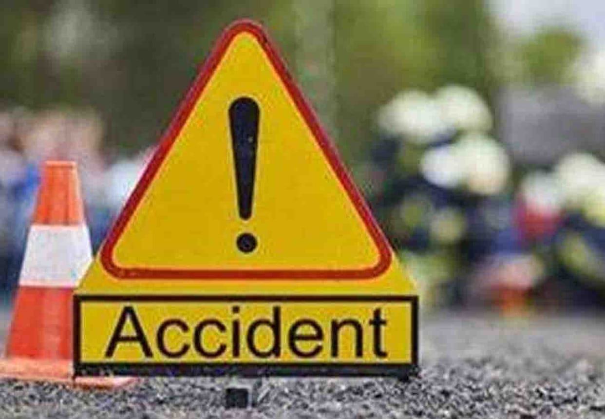 road accident in hardoi, one people died and two injured