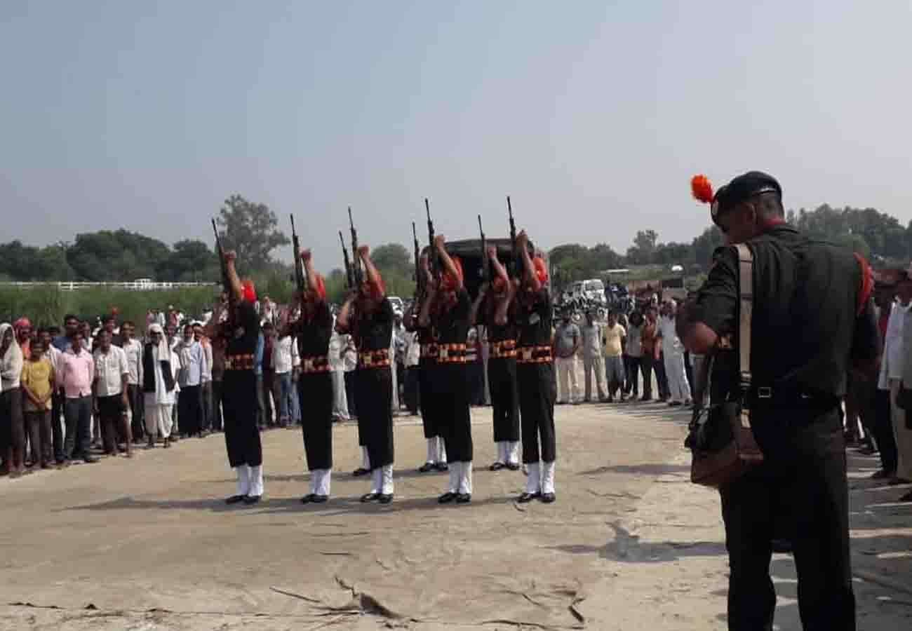 guard of honour for army man in fatehpur