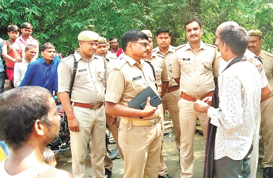 Kaushambi: A young man hanged after killing his wife and daughter