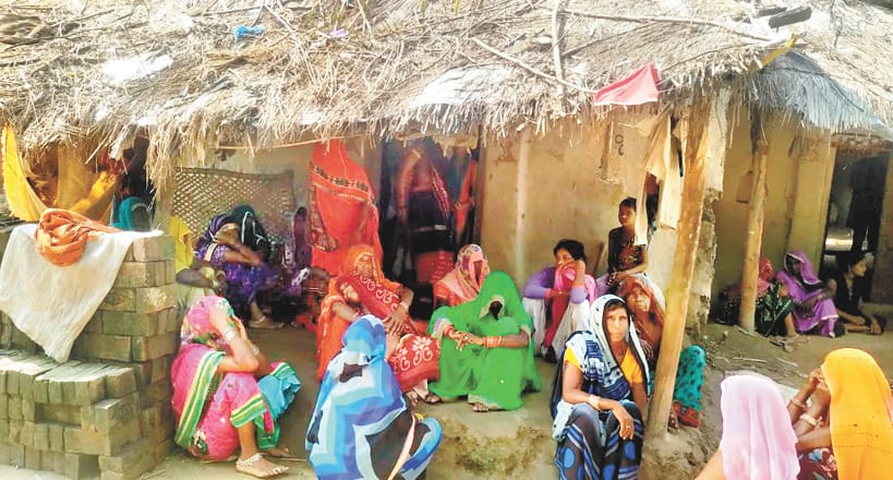 Kaushambi: A young man hanged after killing his wife and daughter