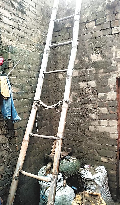 Kaushambi: A young man hanged after killing his wife and daughter