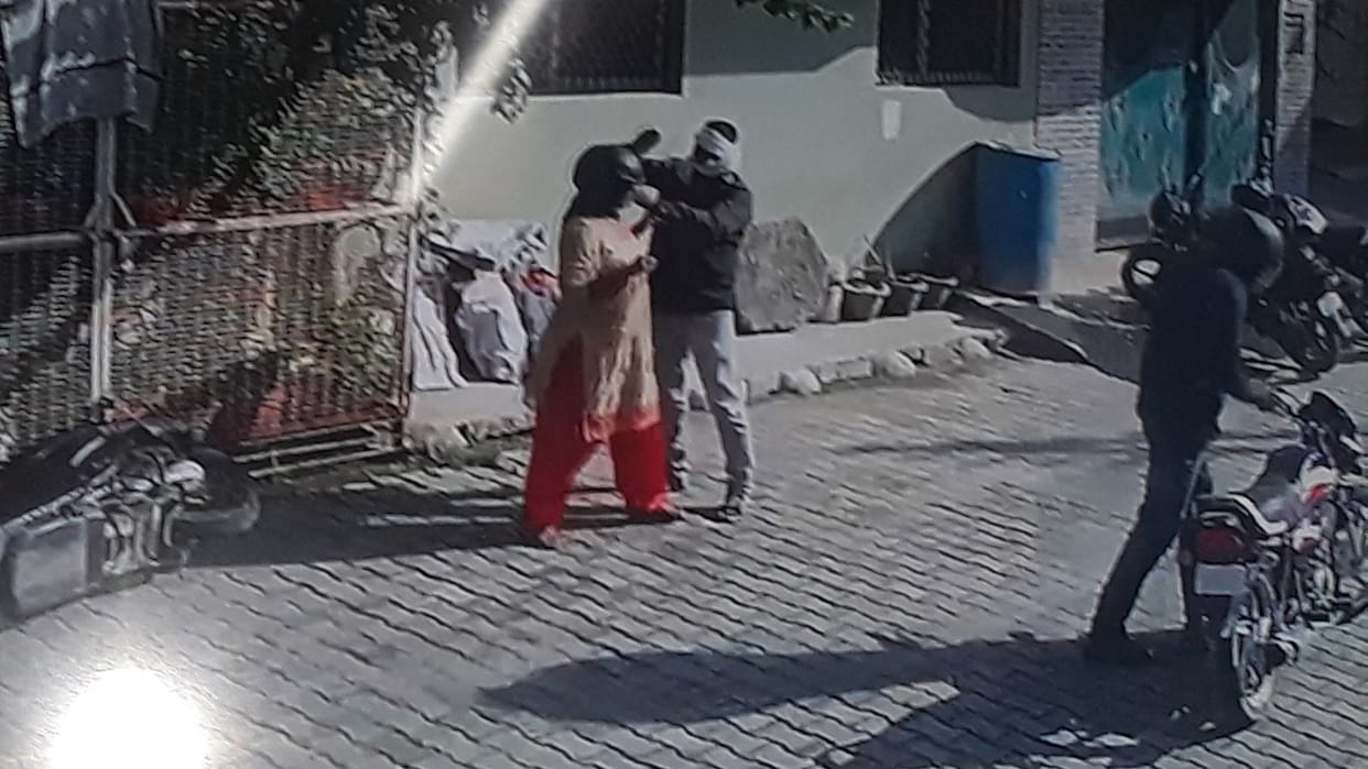 Teacher's chain looted outside the house
