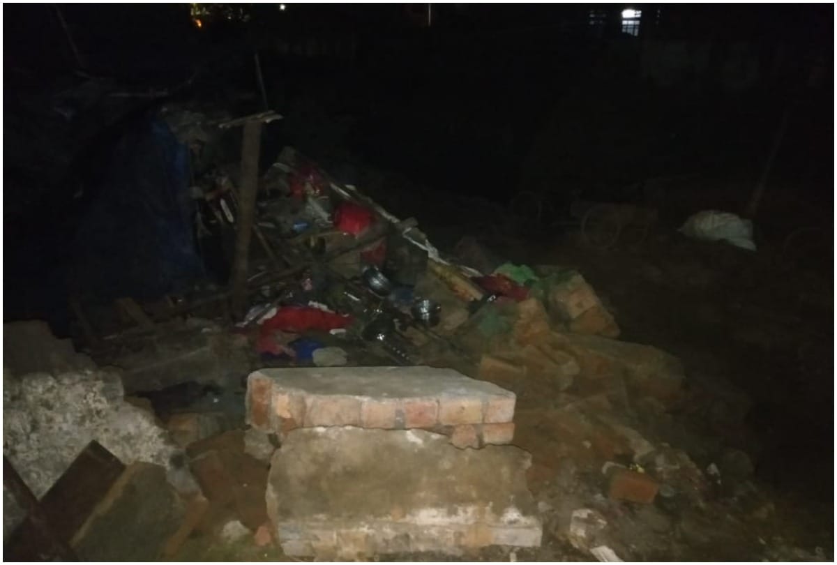 wall collapsed in slums five died including three minor