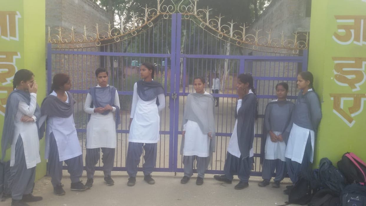 Female students angry over teacher shortage, locked the school, opened teacher