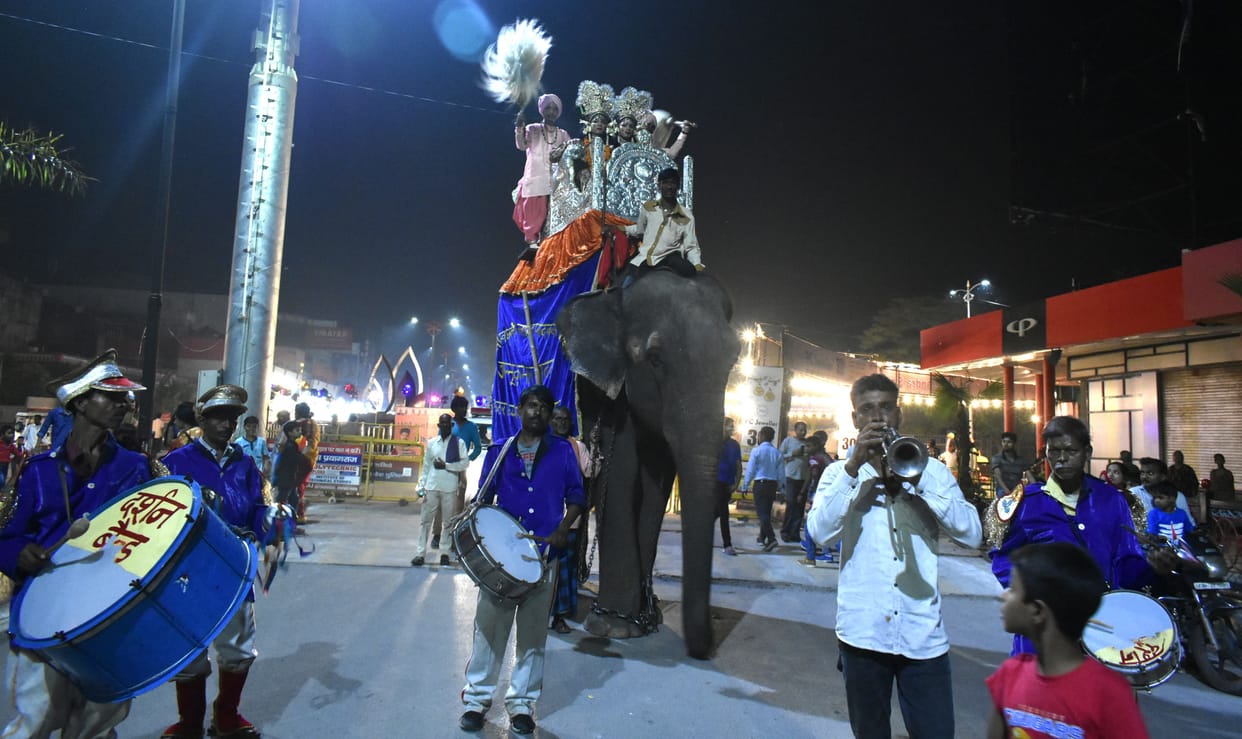 Merchants considered on the mood of officers