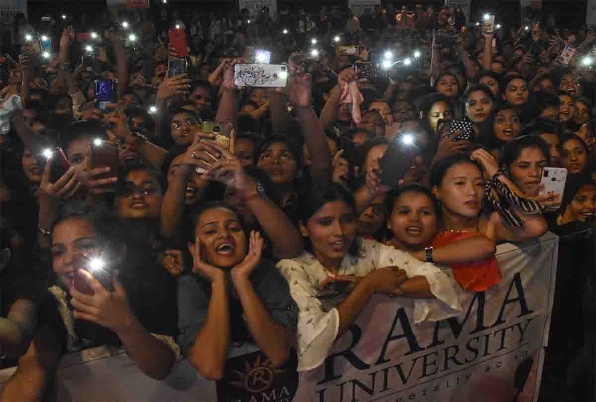 bollywood singer armaan malik show musical night in kanpur