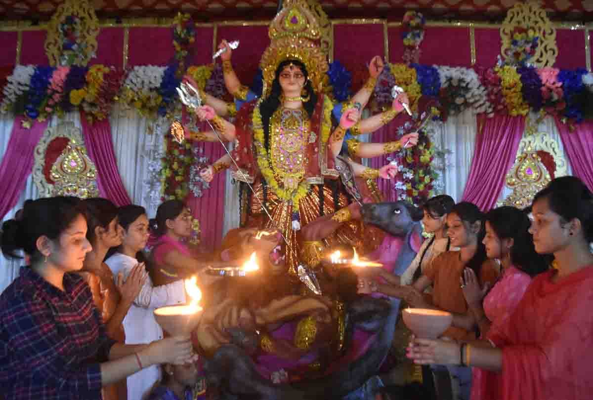 Aarti of Maa Bhavani in Durga Puja pandals with Bengali music